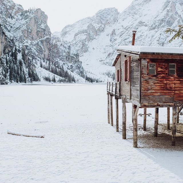 The incredible Lake Prags takes on a whole new guise in winter when the lake freezes. Yesterday I posted a picture from when we visited in summer. But which do you prefer? Summer or winter. Let me know by liking your favourite image and typing summer or winter in the comments.
.
.
.
.
#italy #dolomites #lake #lakeprags #lagodibraies #pragserwildsee #mountains #mountainlake #visititaly #southtyrol #alps #adventuretravel #travelphotography #wanderlust #adventure #nature #lakesandmountains #europe #visiteurope #europeroadtrip #italyroadtrip #thedolomites #uneso #nationalpark #boathouse